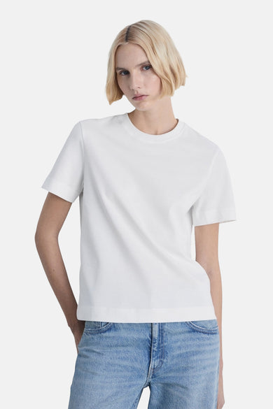 Wit T-shirt met korte mouwen van MANGO, gedragen met een lichtblauwe jeans, achtergezicht.