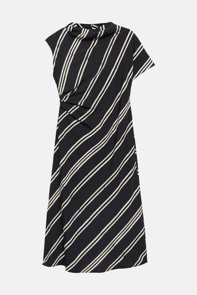 Zwarte gestreepte jurk van MANGO, met een gedrapeerde opstaande kraag en een asymmetrische midi-snit.