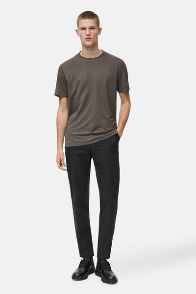 T-shirt kaki à manches courtes de MANGO, porté avec un pantalon noir et des chaussures noires.