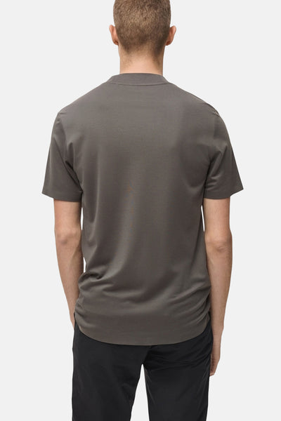 T-shirt à manches courtes kaki de MANGO, vue arrière, porté avec un pantalon noir.