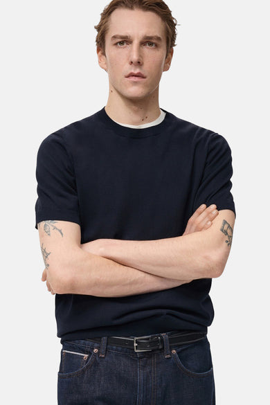 T-shirt à manches courtes bleu foncé de MANGO, porté avec un jean et une ceinture noire.