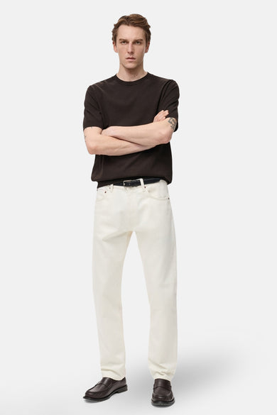 T-shirt à manches courtes brun de MANGO, porté avec un jean écru et des mocassins en cuir.