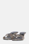 Sandales beiges à motif serpent de MANGO, avec brides croisées et talon aiguille discret.