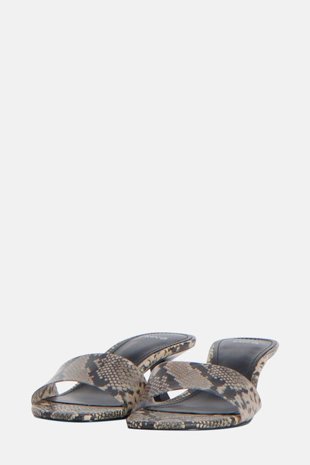 Beige sandalen met slangenprint van MANGO, met zwarte naaldhak en open teen.