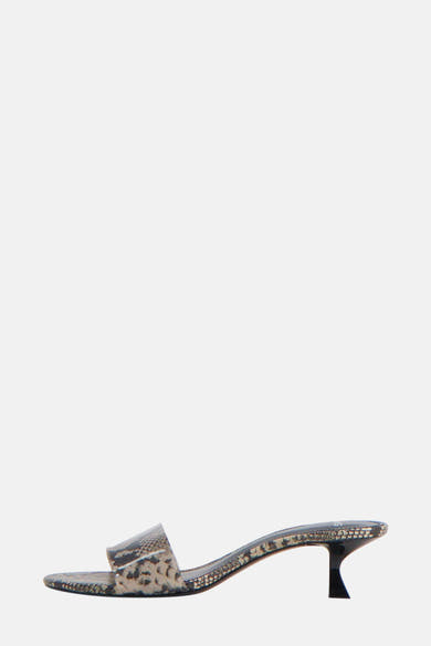 Sandale beige à motif peau de serpent de MANGO, avec talon aiguille noir.