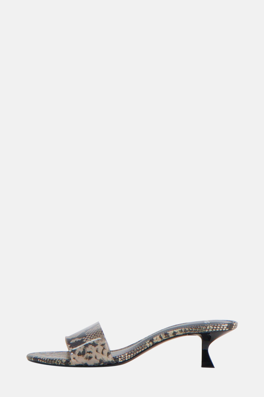Sandale beige à motif peau de serpent de MANGO, avec talon aiguille noir.