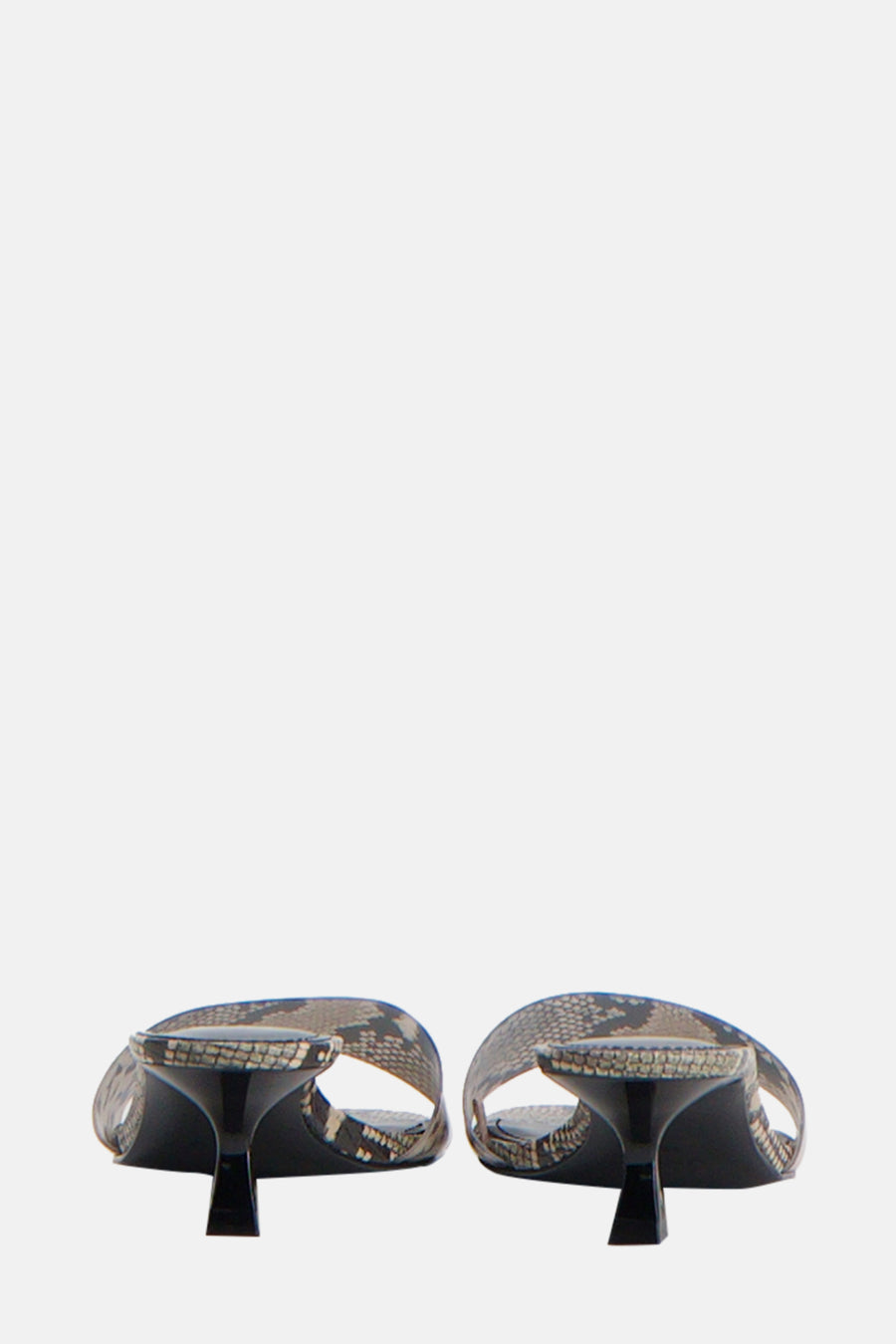 Sandales beiges à motif peau de serpent de MANGO, avec talon aiguille noir et bout ouvert.