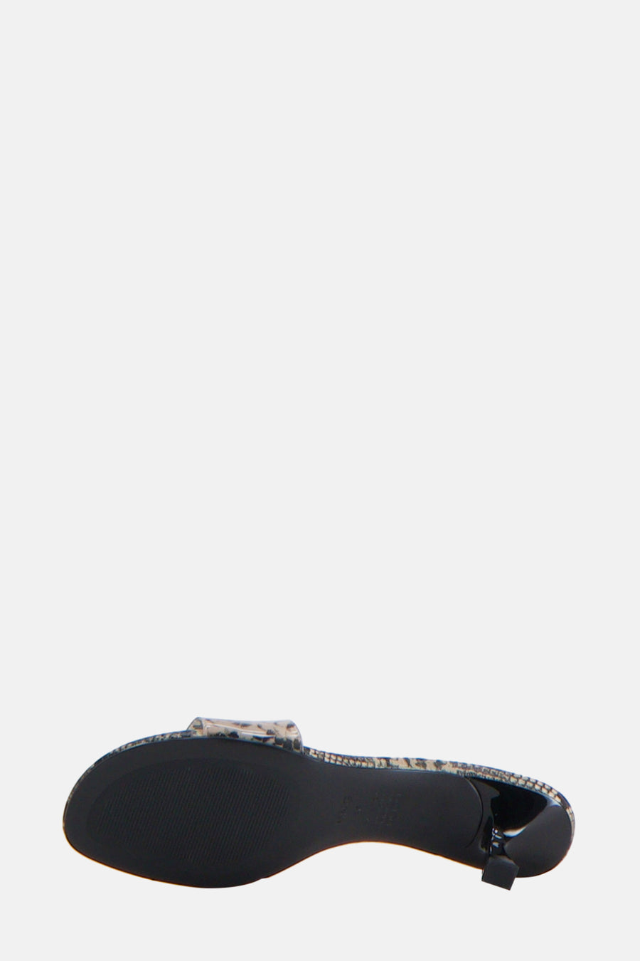 Sandales beiges de MANGO, avec motif peau de serpent sur le dessus et talon aiguille noir.
