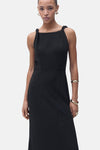 Robe noire de MANGO avec des bretelles nouées et une texture discrète.