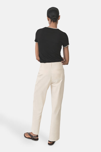 T-shirt noir à manches courtes de MANGO, avec bordure festonnée blanche au col et aux manches.