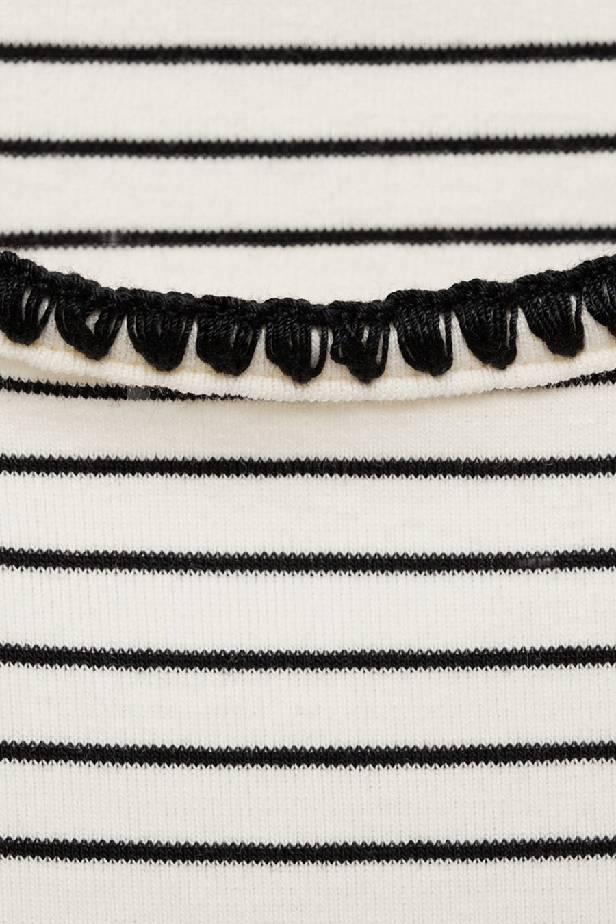 T-shirt beige à rayures noires de MANGO, avec bordure décorative noire au niveau de l'encolure.