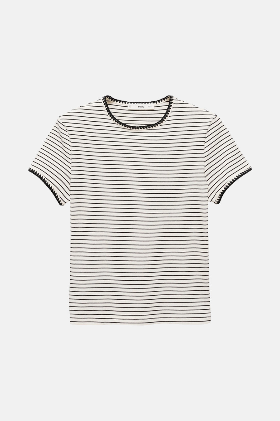 T-shirt beige à rayures de MANGO, avec encolure et bords de manches festonnés noirs.