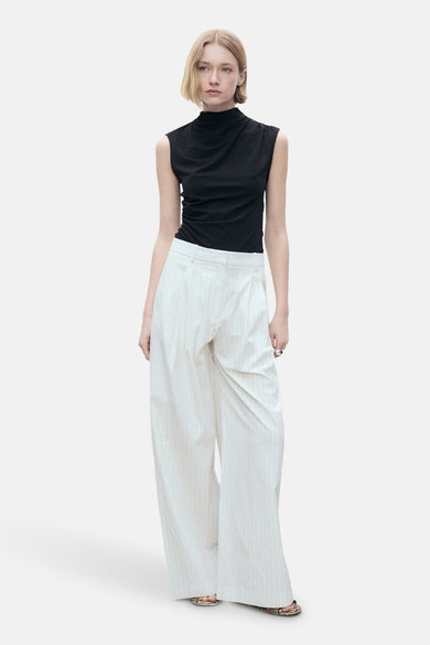 Top noir sans manches par MANGO, avec un col montant drapé.