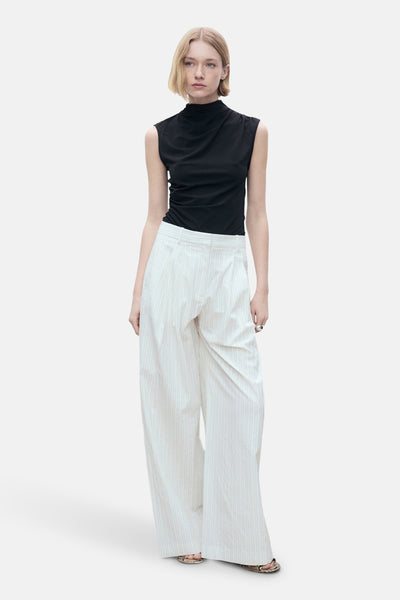 Top noir sans manches par MANGO, avec un col montant drapé.