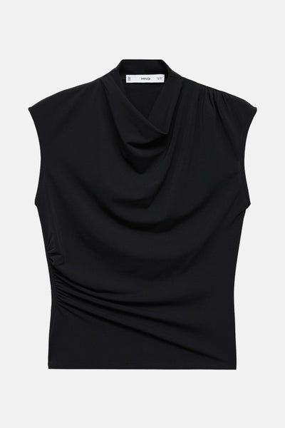 Zwarte mouwloze top van MANGO, met een gedrapeerde hals en een geplooide detail aan de zijkant.