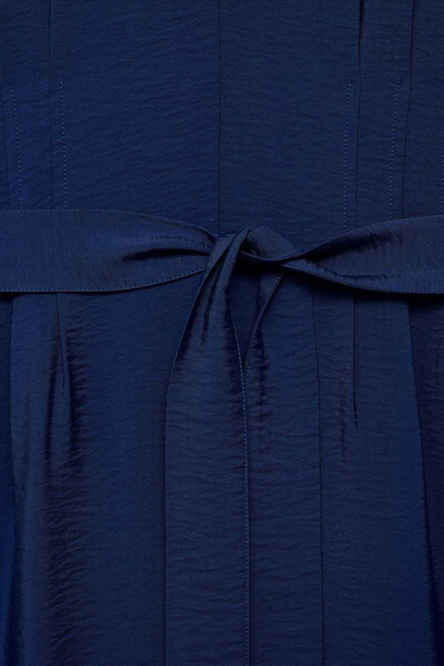 Blauwe jumpsuit van MANGO in textielstof, met een strikceintuur in de taille en geplooide details.