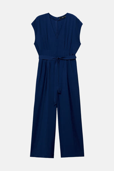 Marineblauwe jumpsuit van MANGO met strikceintuur, crêpetextuur en wijde pijpen.