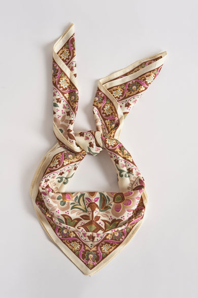 Multikleurige sjaal van MANGO, met een bloemenpatroon in beige-, bruin- en roze tinten, in het midden geknoopt.