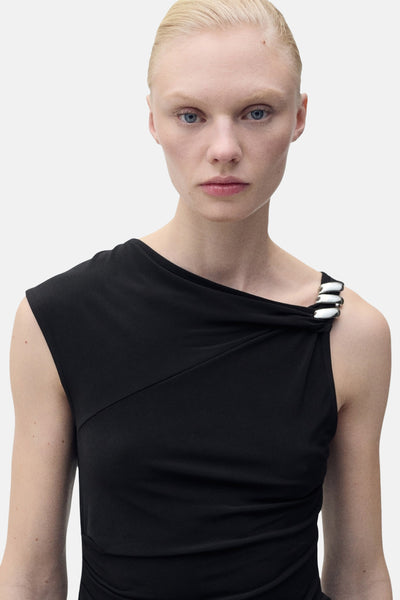 Zwarte mouwloze top van MANGO, met asymmetrisch detail op de schouder en gladde afwerkingen.