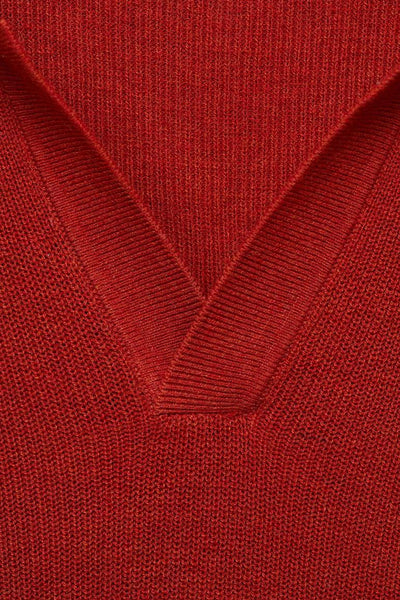 Polo rouge à manches courtes de MANGO, en maille tricotée avec un col en V côtelé.
