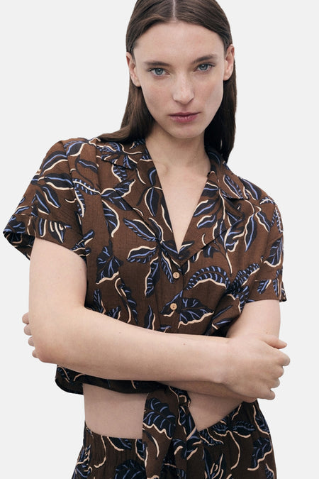 Multikleurig overhemd met korte mouwen van MANGO, met bladmotief op een bijpassende broek.