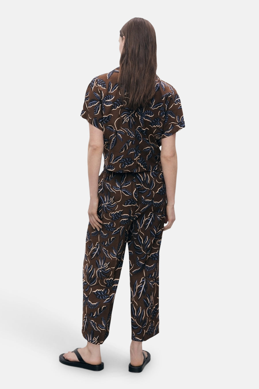 Chemisier à manches courtes multicolore de MANGO, avec motif feuillage sur un ensemble pantalon coordonné.