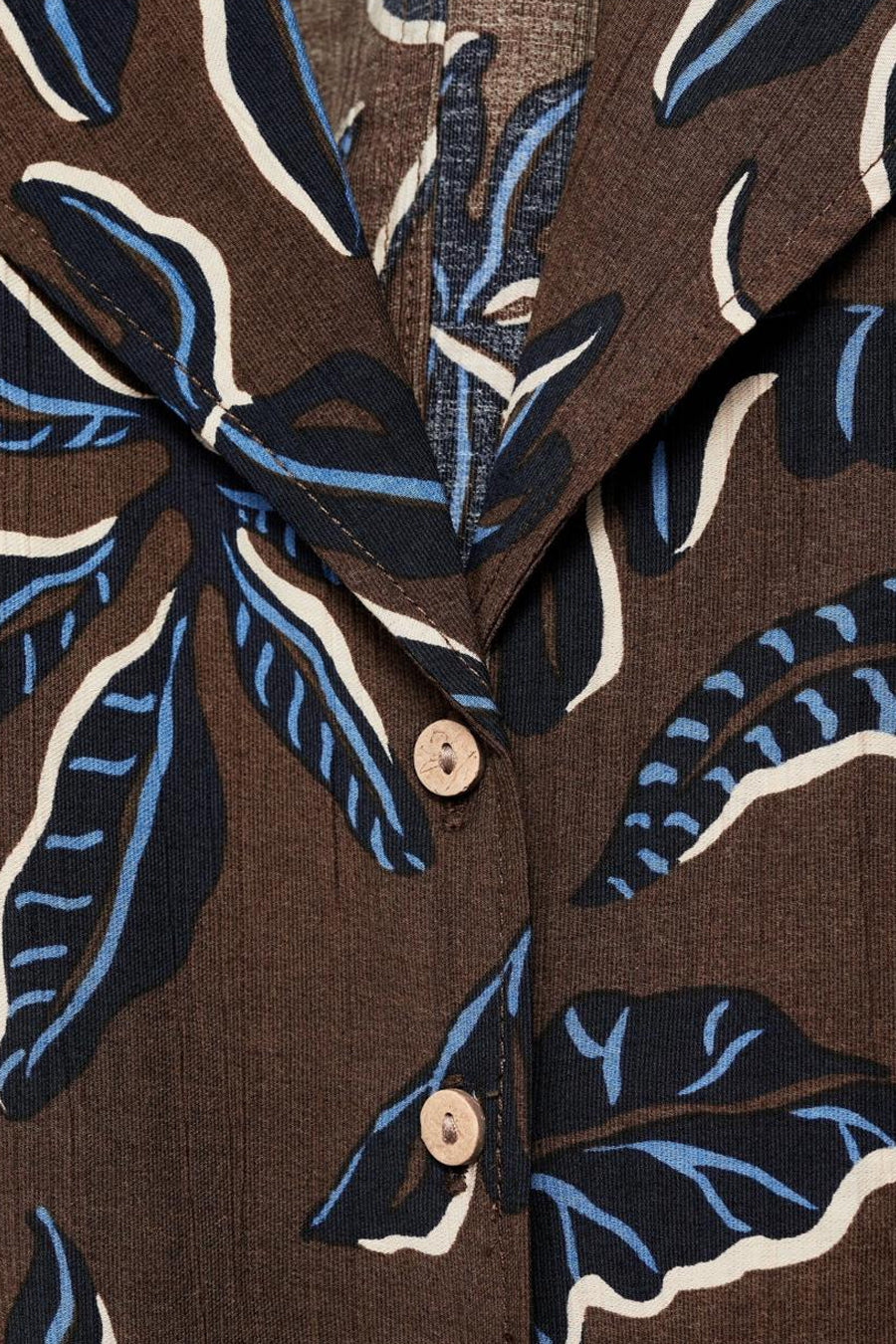 Multikleurig overhemd met korte mouwen van MANGO, met een blauw, zwart en wit bladmotief op een bruine achtergrond.