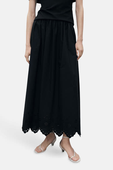 Zwarte lange rok van MANGO, met geplooide taille en broderie anglaise zoom.