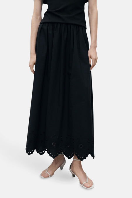Zwarte lange rok van MANGO, met geplooide taille en broderie anglaise zoom.