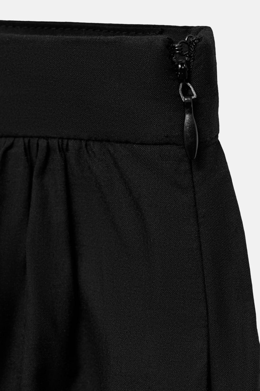 Zwarte lange rok van MANGO, detail van de ritssluiting aan de zijkant en textuur van de stof.