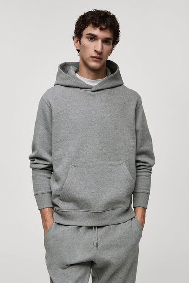 Grijze hoodie van MANGO, achtergezicht, met bijpassende geribbelde capuchon en manchetten.