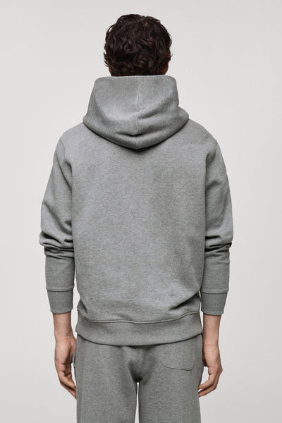 Sweat à capuche gris de MANGO, vue de dos, avec capuche et poignets côtelés assortis.