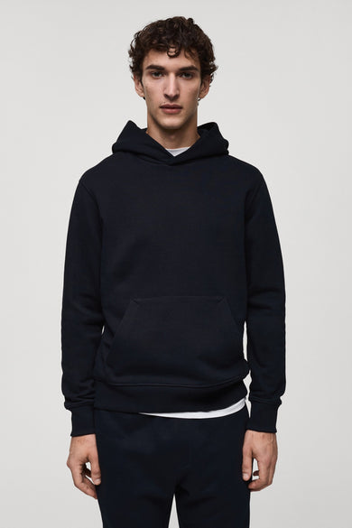 Marineblauwe hoodie van MANGO, met kangoeroezak en geribbelde zoom, gedragen met een wit T-shirt.