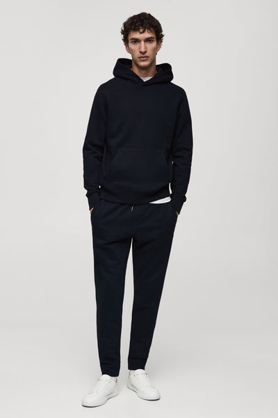 Blauwe hoodie van MANGO, gedragen met een bijpassende joggingbroek en witte sneakers.