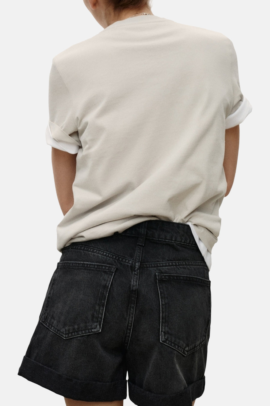 Short en denim noir de MANGO, avec ourlet retroussé et poches arrière.