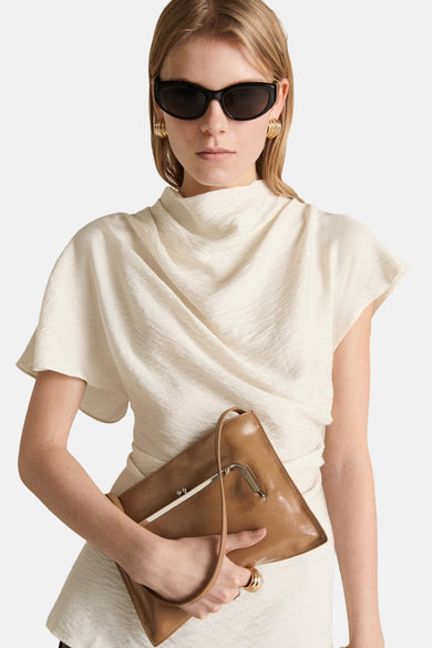 Beige blouse met korte mouwen van MANGO, met een aansluitende zoom en een geplooide olijfgroene rok.