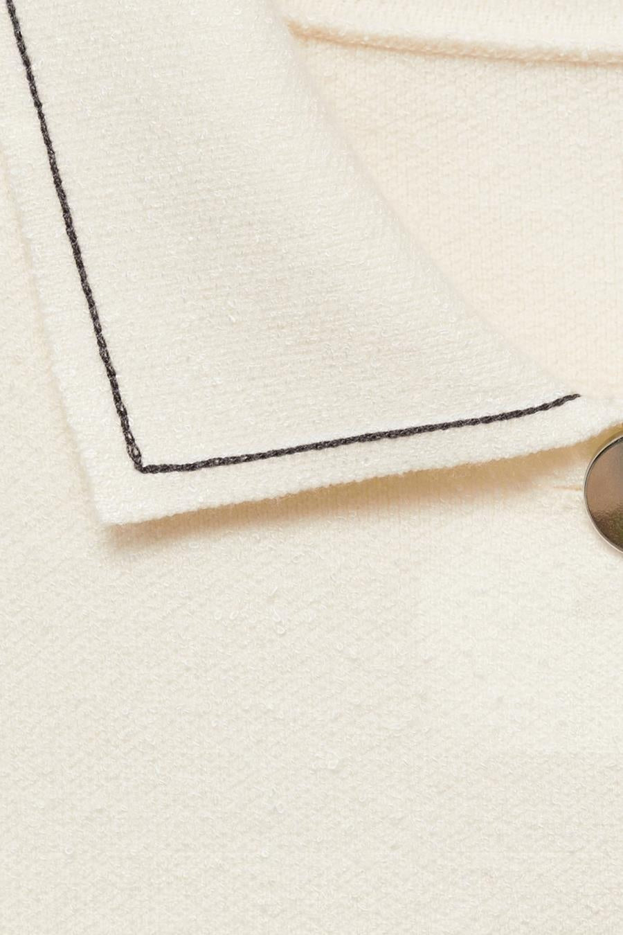 Ecru gilet van MANGO, met donkere bies en decoratieve knoop.