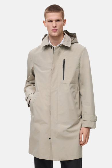 Manteau beige de MANGO avec capuche, poche zippée et coupe droite.