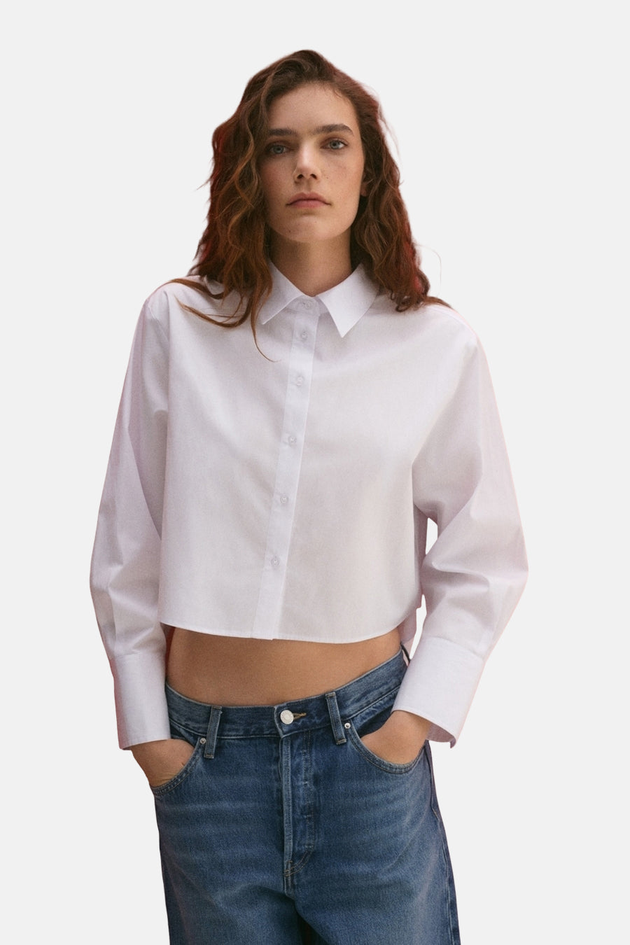 Wit overhemd met lange mouwen van MANGO, gedragen met een spijkerbroek met hoge taille.