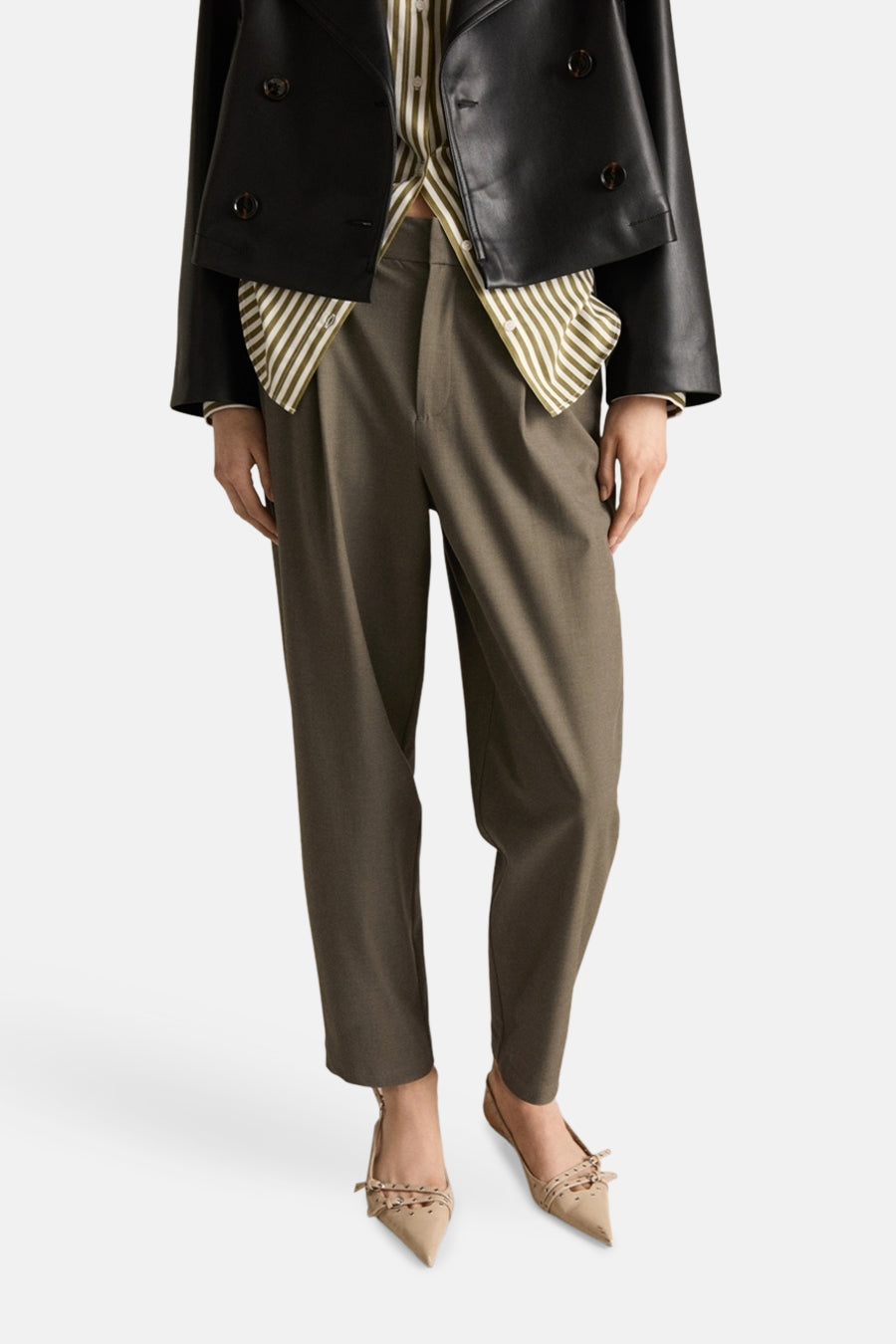 Kaki broek van MANGO, met een wijde pasvorm en platte sandalen met bandjes.