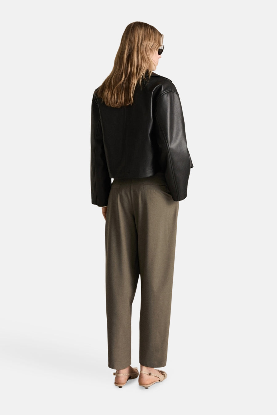 Pantalon kaki de MANGO, avec une coupe ample et des chaussures plates à lanières.