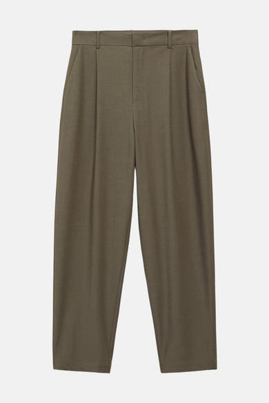Kaki broek van MANGO, met een losse pasvorm en plooien aan de voorkant.