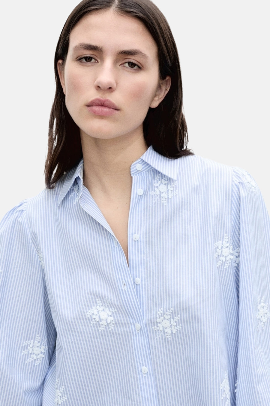 Chemise bleue à rayures par MANGO, ornée de broderies florales blanches.