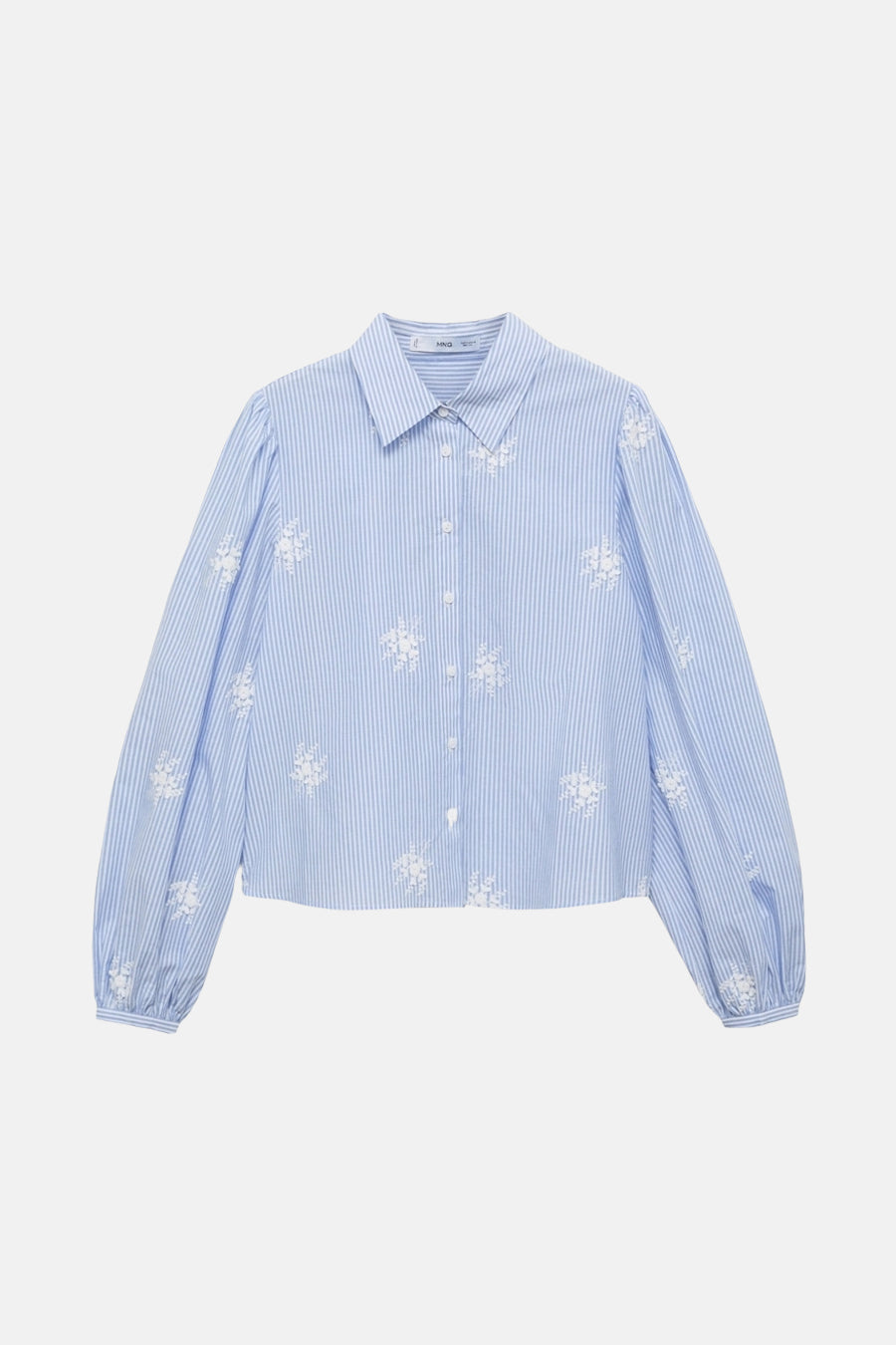 Chemisier bleu à rayures, de MANGO, avec des broderies florales blanches et manches longues bouffantes.
