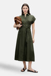 Groene jurk van MANGO met strikceintuur in de taille en geplooide midi-rok.