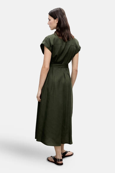 Groene jurk van MANGO met riem, midi-lengte en korte mouwen, van achteren gezien.
