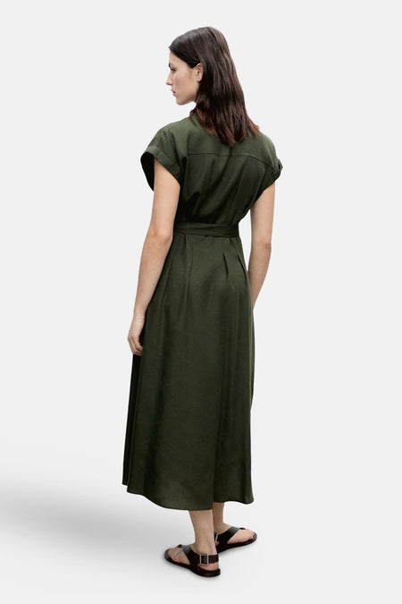 Groene jurk van MANGO met riem, midi-lengte en korte mouwen, van achteren gezien.