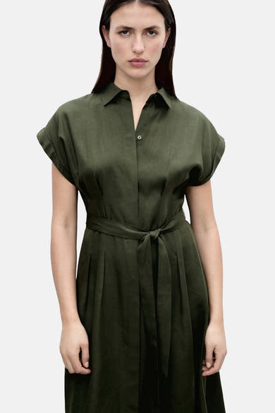 Robe verte de MANGO avec ceinture nouée à la taille et coupe midi plissée.