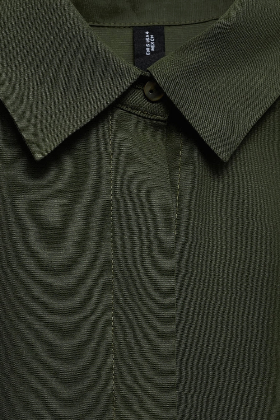 Groene jurk van MANGO, met klassieke kraag en knoopsluiting in een getextureerde stof.