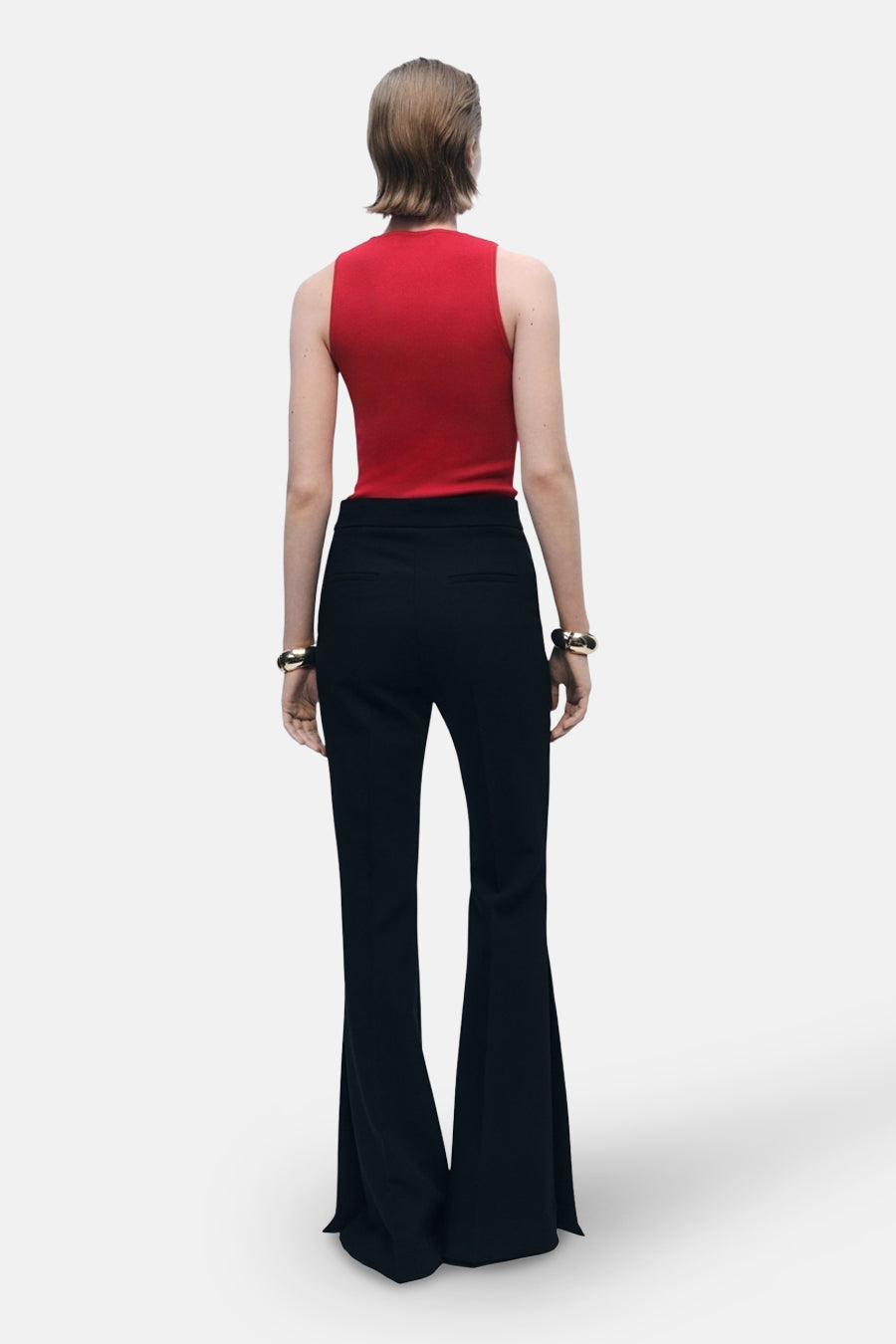 Rood mouwloos topje van MANGO, gedragen met een zwarte wijde broek, achtergezicht.